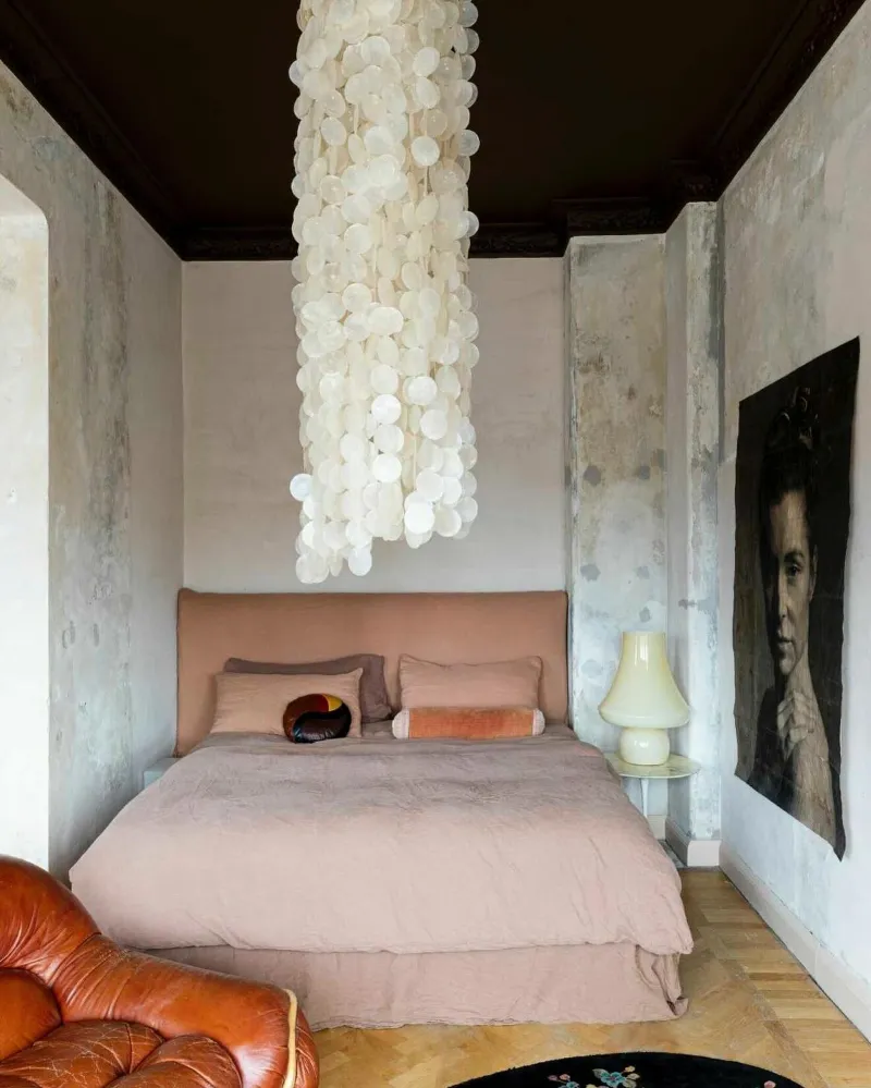 Chambre rose poudré, suspension en nacre et portrait encadré